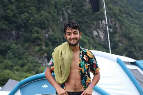 Hersh Goldberg-Polin, a 23-year-old Israeli-American, was brutally wounded and abducted by the terrorist group Hamas during the horrific Nova festival massacre on October 7, 2023.   Tragically, in August 2024, he was killed while held captive by Hamas.